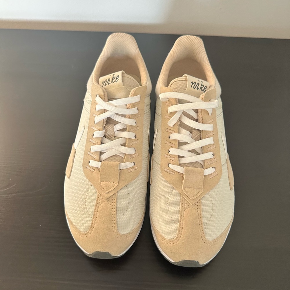 Women’s Nike Air Max - Picture 2 of 12